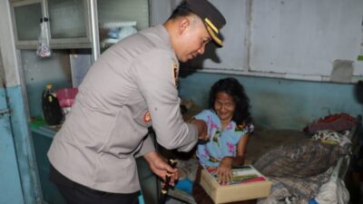 Penuh Hormat Ketika Kapolres Banjarnegara Kunjungi Dua Nenek Kurang Mampu