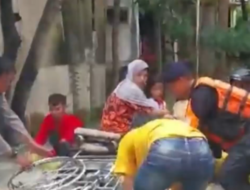 Evakuasi Pasien Patah Tulang Terjebak Banjir di Demak Berlangsung Dramatis
