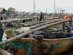 Gelombang Tinggi, Ratusan Perahu Nelayan di Tambaklorok Semarang Dipindah ke Sungai Benger