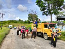 Gotong Royong, Personel Polsek Sungai Betung Kalbar Bersama Muspika Kecamatan Sungai Betung