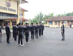 Guna Menjaga Kekompakan Personil, Polres Rembang Latihan Baris Berbaris