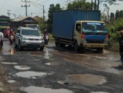 Hati-Hati, Banyak Lubang di Jalan Pantura Demak-Semarang KM 16