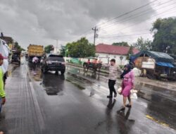 Walau Hujan, Anggota Polsek Kragan Rembang Tetap Sigap Atur Lalu Lintas