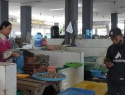 Imbas Gelombang Tinggi, Harga Udang dan Cumi di Pasar Tambaklorok Semarang Melambung Tinggi