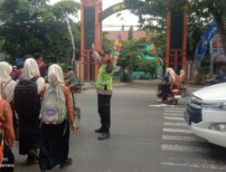 Jaga Keselamatan Anak-anak, Kanit Samapta Polsek Rutin Atur Lalin Di Depan Sekolah