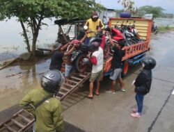 Jalan Alternatif Pati-Rembang Banjir, Pemotor Menyeberang Pakai Ojek Truk