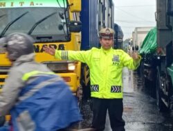 Jalan Kaligawe Tersendat Karena Genangan Air, Lantas Polrestabes Semarang Alihkan Arus