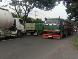 9 Jam Terjebak Macet di Pantura Pati, Sopir Terpaksa Matikan Mesin