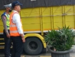 Jalin Koordinasi Dengan Petugas Gerbang Tol, Panit Lantas Polsek Tingkir Jaga Situasi Kamtibmas