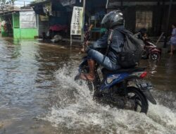 Jalur Alternatif Demak-Semarang di Kalisari Banjir, Banyak Motor Mogok