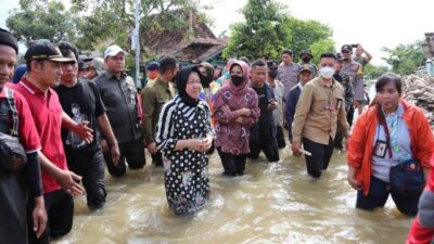 Jangkau Area Terisolasi, Mensos Risma Pastikan Korban Banjir di Pati Tertangani