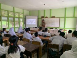 Kanit Binmas Polsek Boyan Tanjung Polres Kapuas Hulu Berikan Penyuluhan ke Sekolah