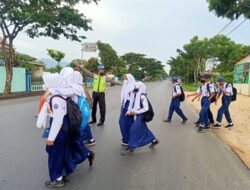 Kanit Lantas Polsek Kragan Rembang Bantu Sebrangkan Anak-anak Hendak ke Sekolah