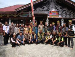 Kapolda Kalbar Kunjungi para Tokoh dan Warga Rumah Adat Betang Bali Gundi