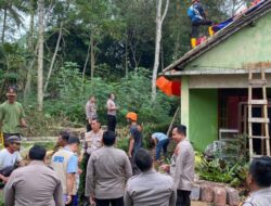 Kapolres Salatiga Beri Bantuan Pemilik Rumah Warga di Sidorejo Kidul yang Tertimpa Pohon Tumbang
