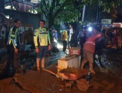 Kapolres Semarang pimpin pembersihan dampak luapan Sungai Kaligarang