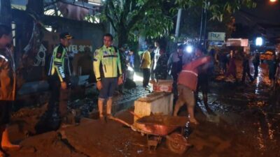 Kapolres Semarang pimpin pembersihan dampak luapan Sungai Kaligarang