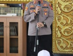 Kapolresta Pontianak yang baru Memperkenalkan diri saat Sholat Jum’at kepada Masyarakat