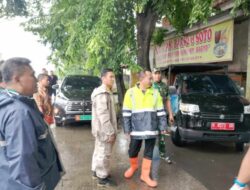 Kapolrestabes Semarang Dampingi Mbak Ita Cek Lokasi Banjir di Ngaliyan dan Bagikan Sembako