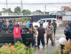 Kapolrestabes Semarang bersama Mbak Ita Cek Lokasi Banjir di Ngaliyan dan Bagikan Sembako
