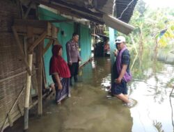 Kapolsek Guntur bersama Bhabinkamtibmas Desa Temuroso Cek Warga Yang Terdampak Banjir