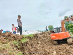 Kapolsek Kebonagung Datangi Lokasi Tanggul Longsor