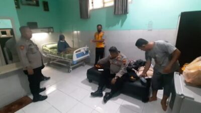 Kapolsek Winosalam Jenguk Keluarga Anggota Yang Sakit Sebagai Wujud Peduli