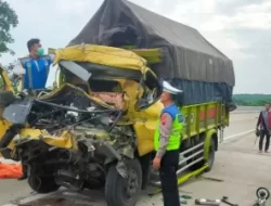 BREAKING NEWS Kecelakaan Maut di Tol Semarang-Batang Pagi Ini Antara Truk vs Truk, 1 Tewas