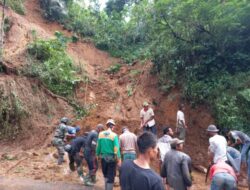 Tebing 40 M Longsor, Tutup Akses Jalan Tiga Desa di Karangkobar Banjarnegara