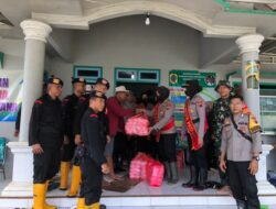 Kompak, Polwan Polresta Pati bersama Brimob dan TNI Distribusikan Ratusan Makanan untuk Korban Banjir