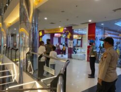 Laksanakan Patroli Jalan Kaki, Personil Pos Pam Singkawang Sambangi Grand Mall