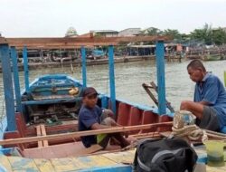Masih Tunggu Cuaca Ekstrem Mereda, Nelayan Tambakrejo Semarang Memperbaiki Perahu yang Rusak