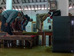 Masjid di Demak Terendam Banjir, Warga Bangun Panggung untuk Salat Berjemaah