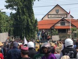 Massa Demo DPRD Rembang Bikin Pantura Macet, Protes PNBP Kapal Ikan Nelayan