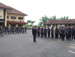 Menjaga Kekompakan Personil, Polres Rembang Latihan Baris Berbaris