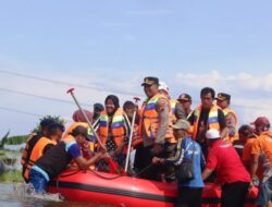 Mensos Risma Kunjungi Lokasi Banjir di Kabupaten Pati, Dengan Dikawal Polisi