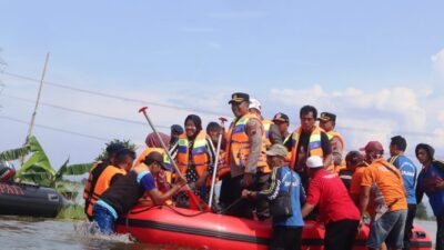 Mensos Risma Kunjungi Lokasi Banjir di Kabupaten Pati, Dengan Dikawal Polisi