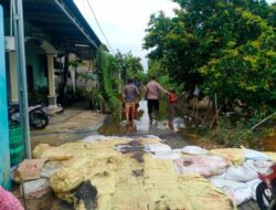 Meski Banjir Sudah Surut, Anggota Polsek Mijen Tetap Pantau Debit Air di Sungai Serang