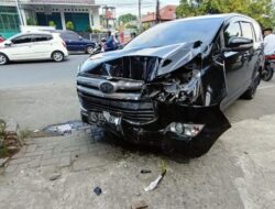 Mobil Anggota DPRD Jateng Tabrak Bakul Cilok di Semarang, 4 Orang Luka