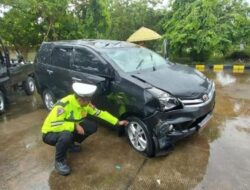 Pecah Ban, Mobil Protokol Wagub Jateng Terguling di Tol Batang, Penumpang Selamat