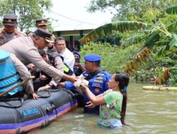 Naik Perahu Karet, Kapolres Demak Salurkan Bantuan untuk Korban Banjir
