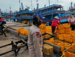 Pantau Giat Masyarakat Nelayan, Satpolairud Rembang Rutin Patroli ke TPI Tasikagung