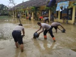 Pasca Banjir, Guru Hingga Polisi Terjun Kerja Bakti Bersihkan Sisa-Sisa Lumpur di Sekolah