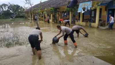 Pasca Banjir Sisakan Lumpur di Sekolah, Guru Hingga Polisi Terjun Kerja Bakti