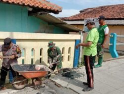 Paska Banjir, TNI-Polri Kabupaten Demak Bersihkan Selokan Bersama Warga Bulusan