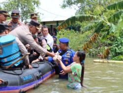 Peduli Korban Banjir, Polres Demak Bagikan Sembako dan Memberikan Bantuan Kesehatan