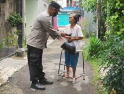 Peduli Warga Kurang Mampu, Bhabinkamtibmas Beri Sembako