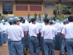 Pekan Disiplin Siswa Babinsa Latih PBB Siswa Siswi SMA Negeri 1 Karangkobar