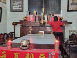 Perayaan Imlek, Etnis Tionghoa di Pecinan Semarang Sajikan Makanan Kesukaan Gus Dur untuk Sembahyang