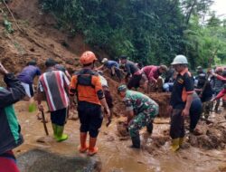 Personel Kodim 0704/Banjarnegara beserta Masyarakat dan Relawan Kerja Bakti Longsoran Tebing